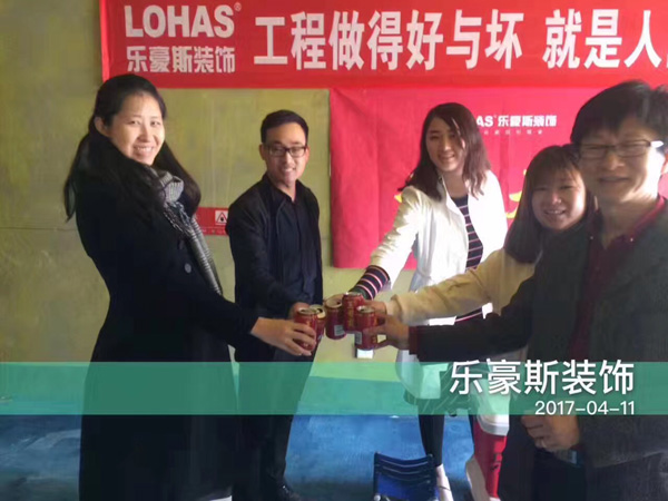 設(shè)計(jì)師李叢和客戶合影