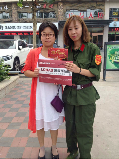 設(shè)計師郭秀娟簽單留念