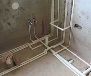 水路改造是走頂還是走地呢？